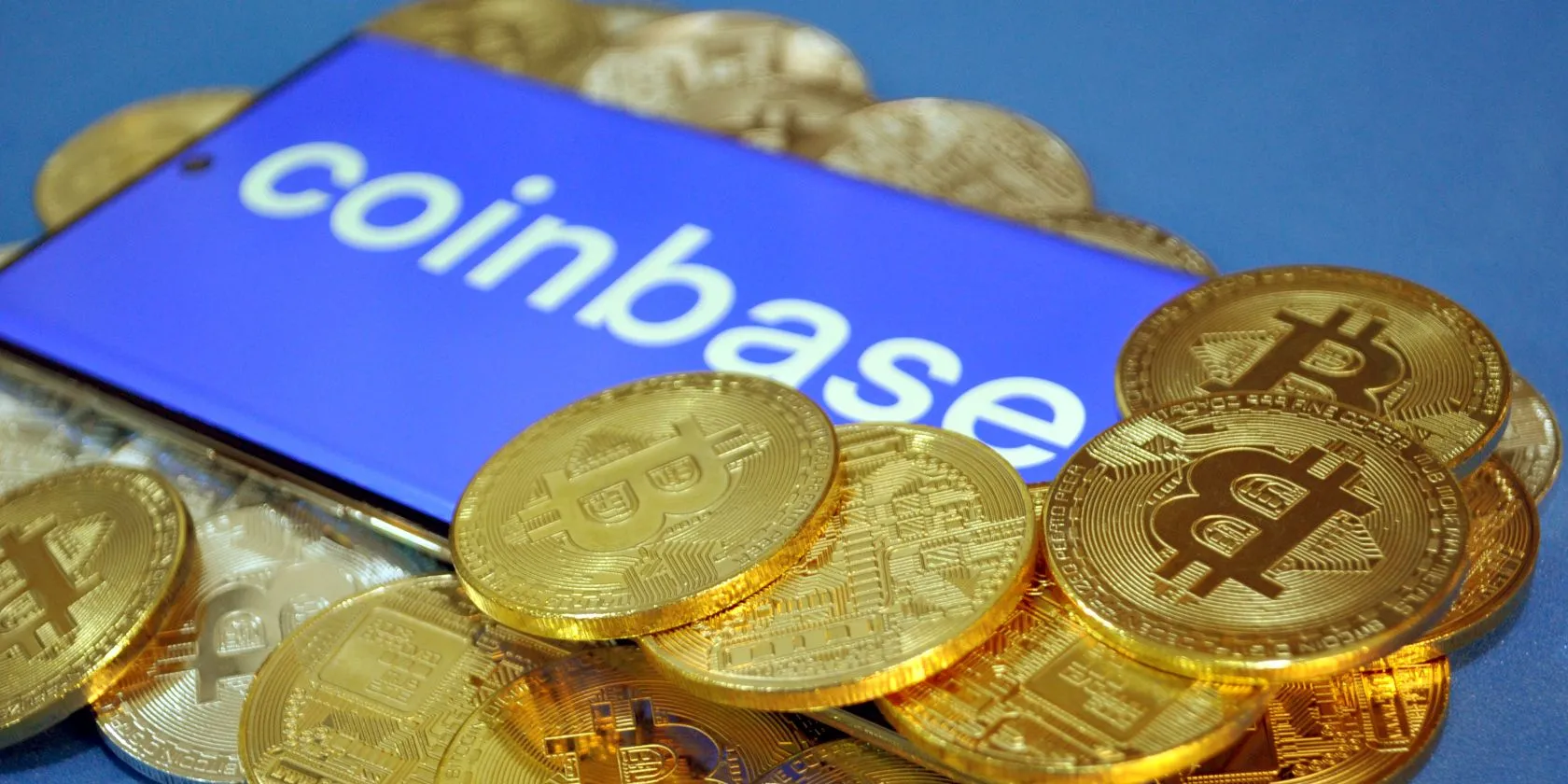 Logo Coinbase và các đồng Bitcoin thể hiện sự an toàn dữ liệu và bảo mật sàn tiền điện tử