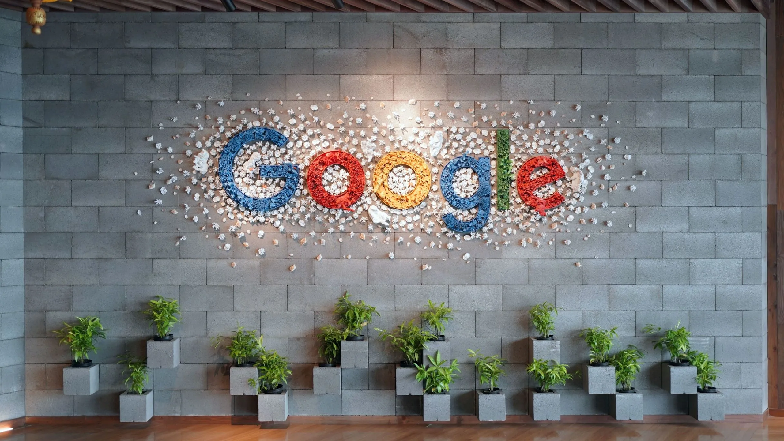 Logo Google trên tường văn phòng, minh họa sự đồng bộ liền mạch của Chromebook với hệ sinh thái Google