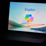 Logo Microsoft Copilot xuất hiện trên màn hình laptop Windows, minh họa tính năng trợ lý AI mới