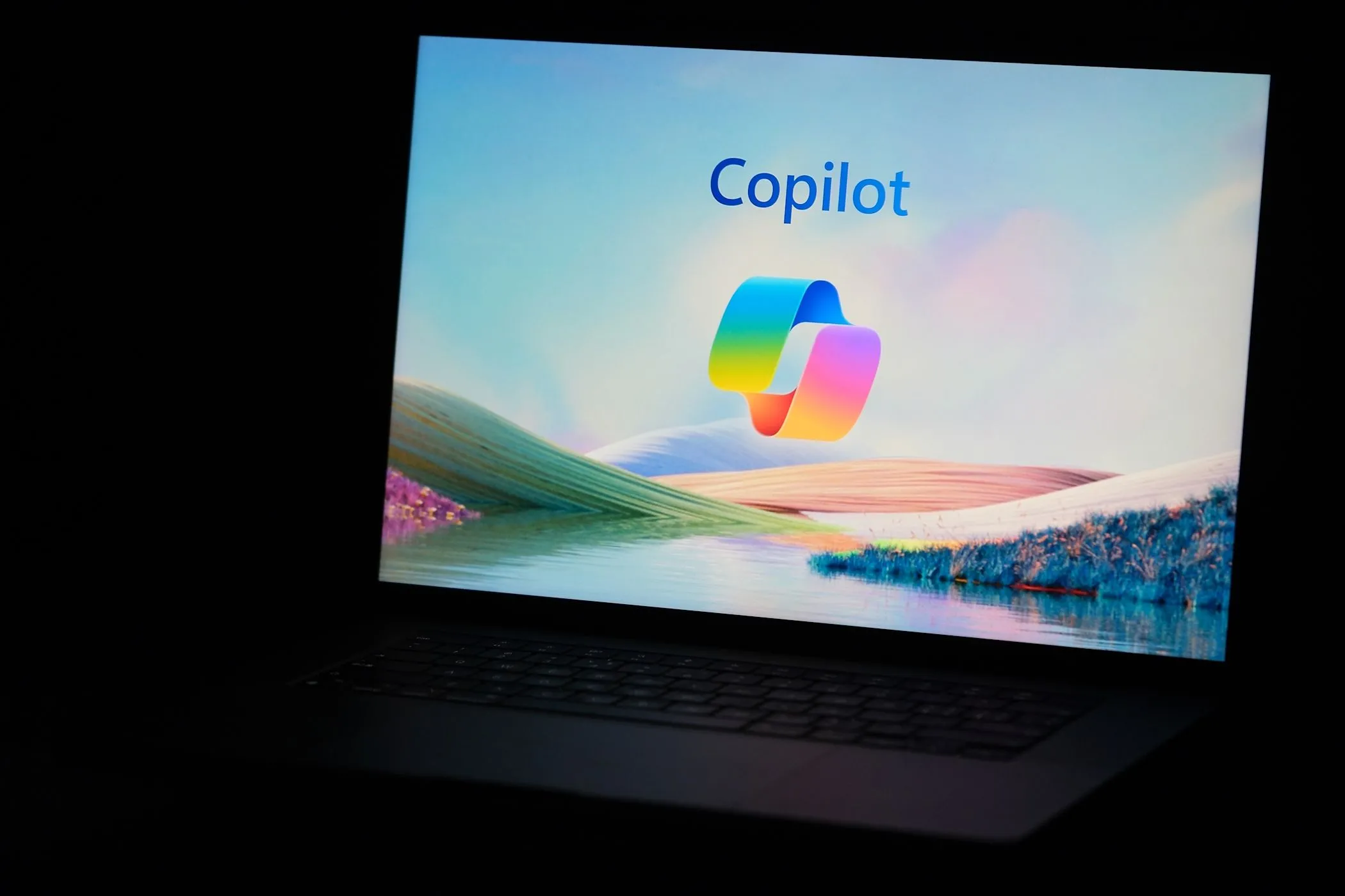 Logo Microsoft Copilot xuất hiện trên màn hình laptop Windows, minh họa tính năng trợ lý AI mới