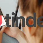 Logo Tinder và hình ảnh một phụ nữ đang xem hồ sơ hẹn hò trực tuyến, minh họa nguy cơ lừa đảo tình cảm trên mạng.