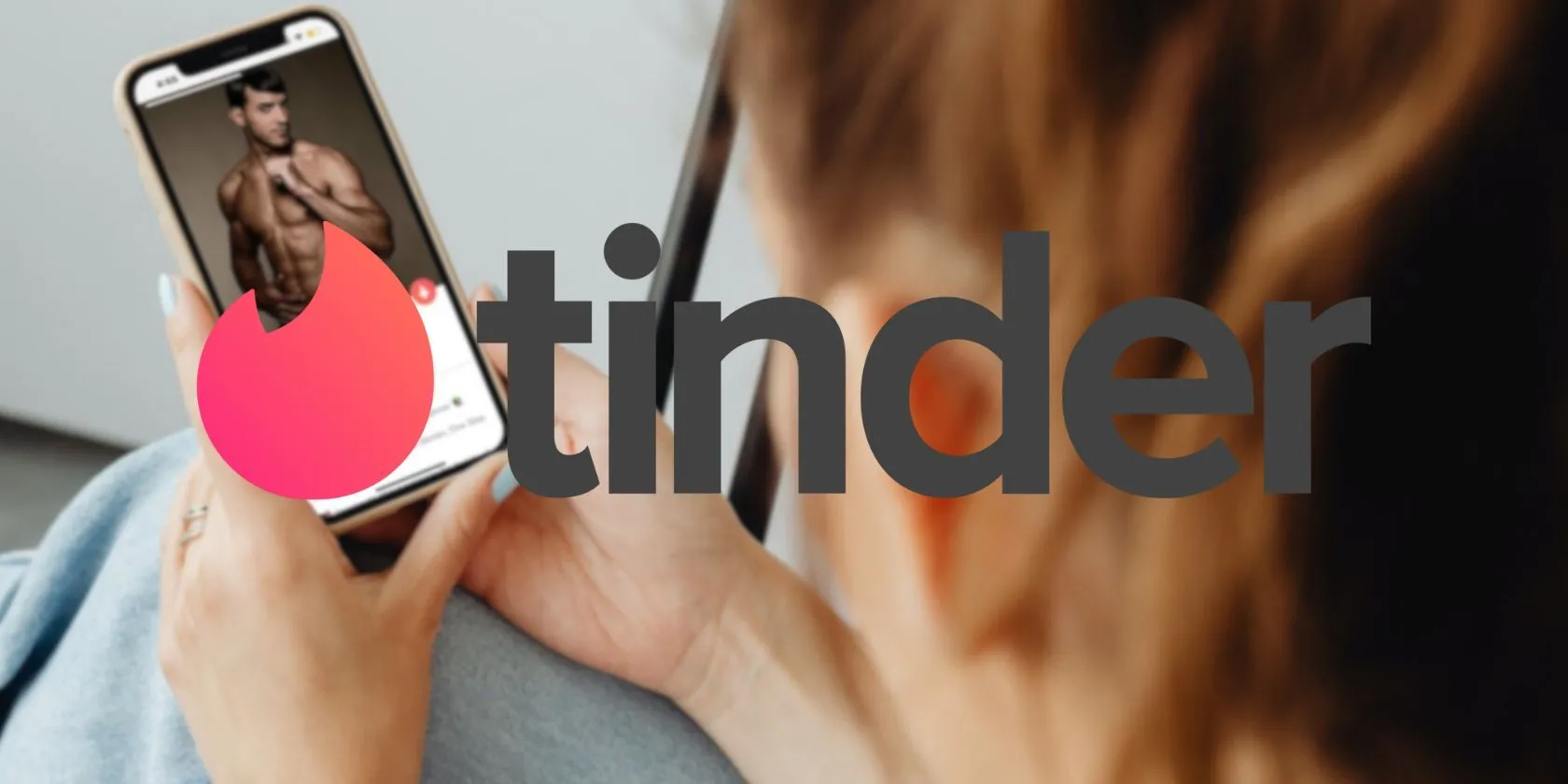 Logo Tinder và hình ảnh một phụ nữ đang xem hồ sơ hẹn hò trực tuyến, minh họa nguy cơ lừa đảo tình cảm trên mạng.