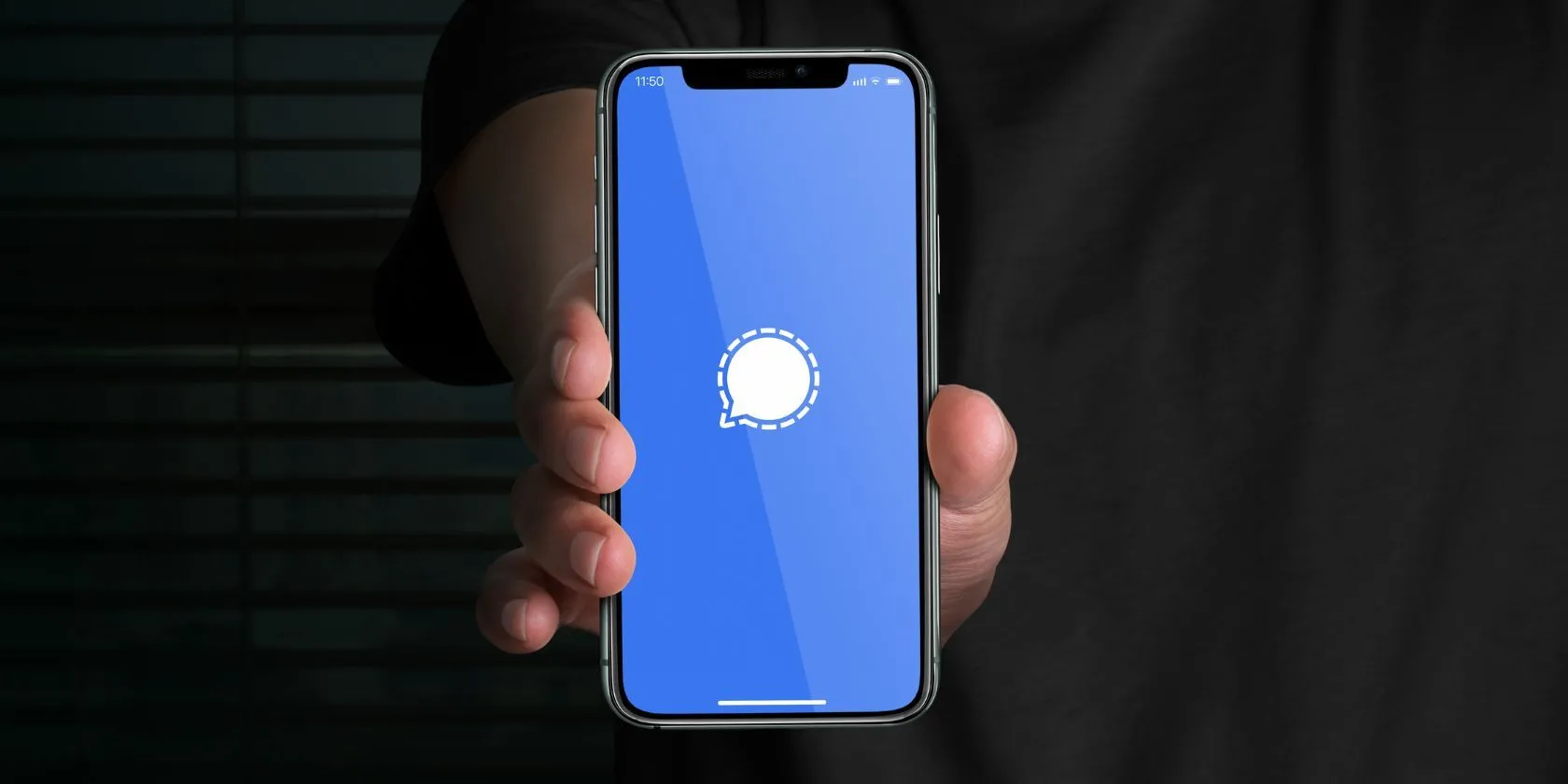 Logo ứng dụng Signal hiển thị trên màn hình điện thoại thông minh, đại diện cho ứng dụng nhắn tin bảo mật với mã hóa đầu cuối.