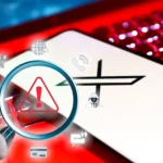 Logo X trên điện thoại cùng kính lúp, minh họa nguy cơ lừa đảo và rủi ro bảo mật dữ liệu cá nhân từ các siêu ứng dụng