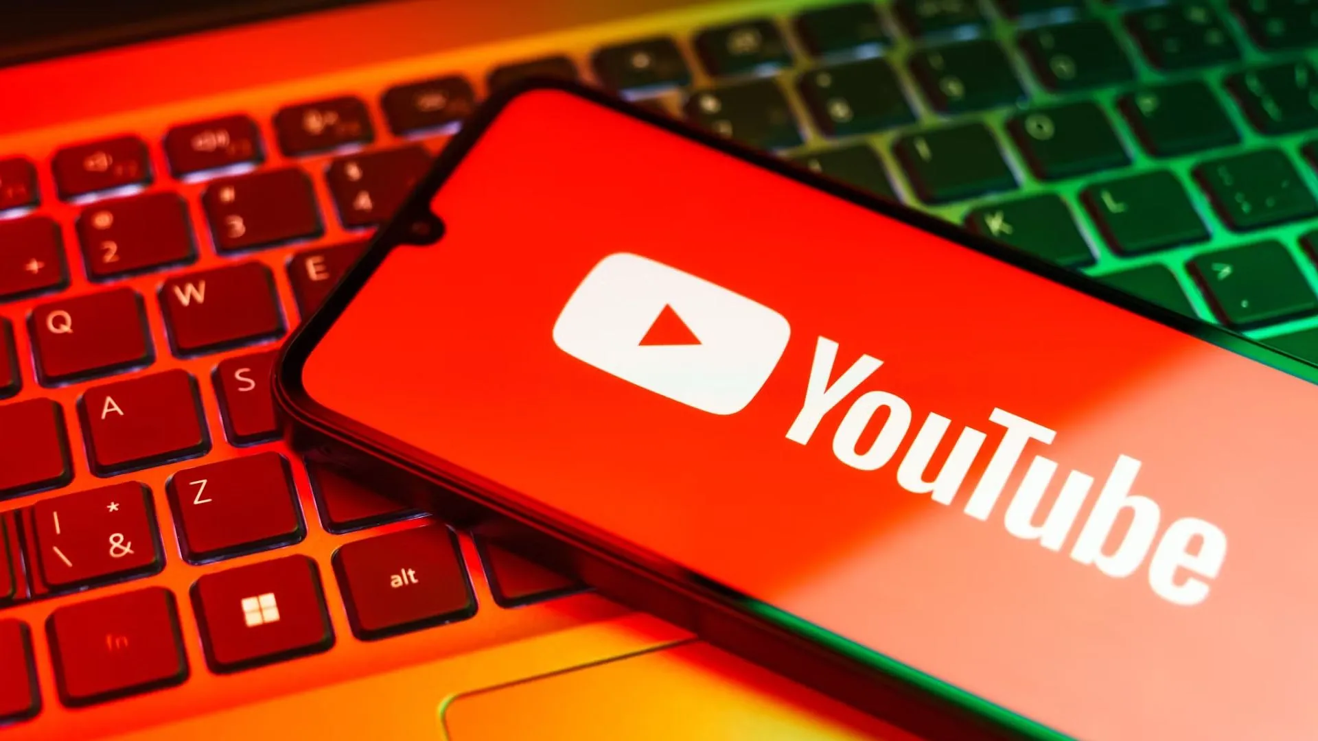Logo YouTube trên màn hình điện thoại thông minh, biểu tượng của nền tảng chia sẻ video thu thập nhiều dữ liệu cá nhân.