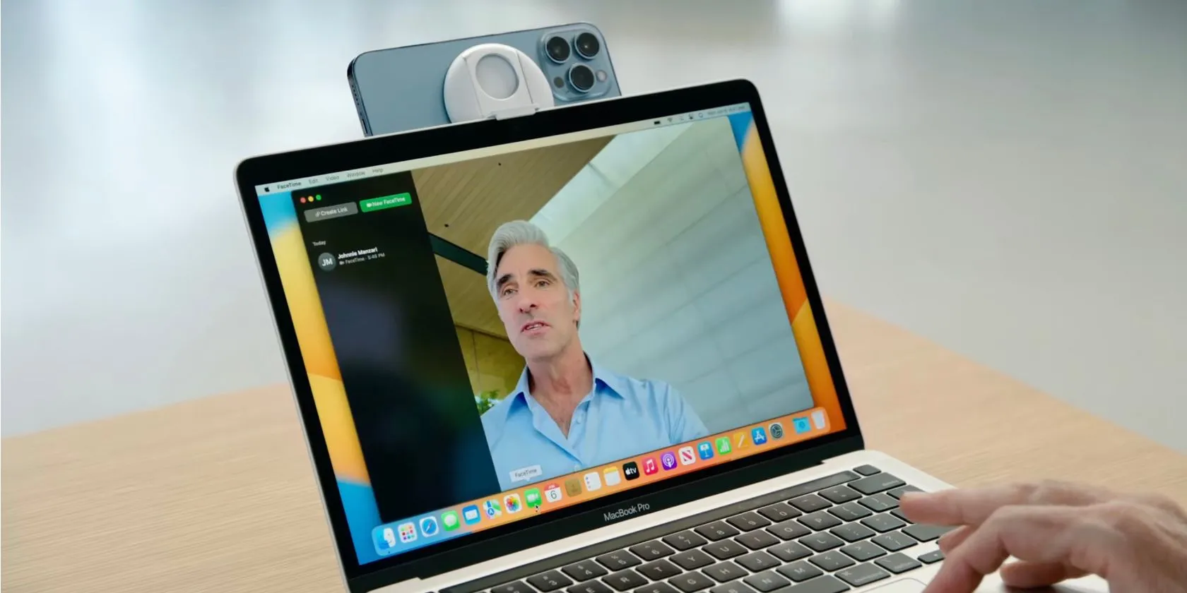 MacBook sử dụng iPhone làm webcam thông qua tính năng Continuity Camera, minh họa sự tích hợp liền mạch giữa các thiết bị Apple