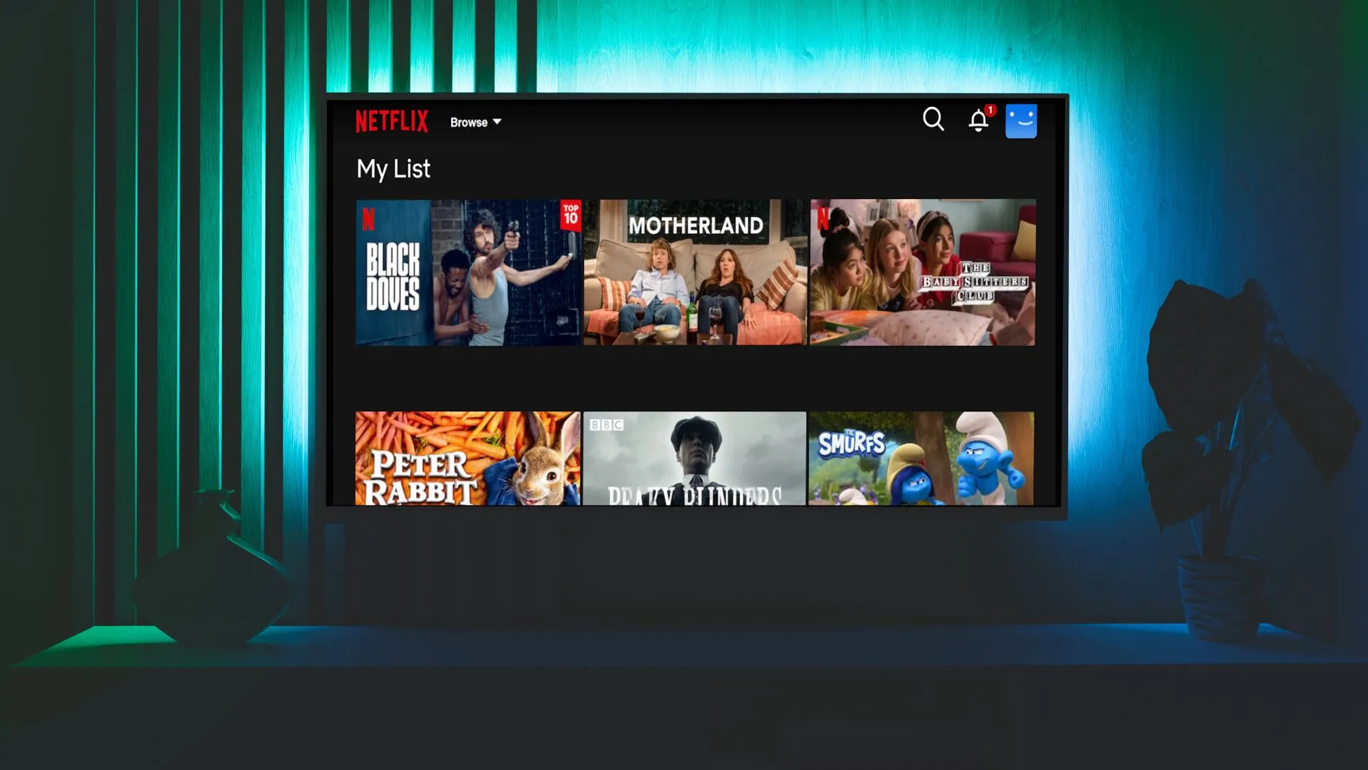 Màn hình Apple TV hiển thị giao diện Netflix Watchlist và Continue Watching