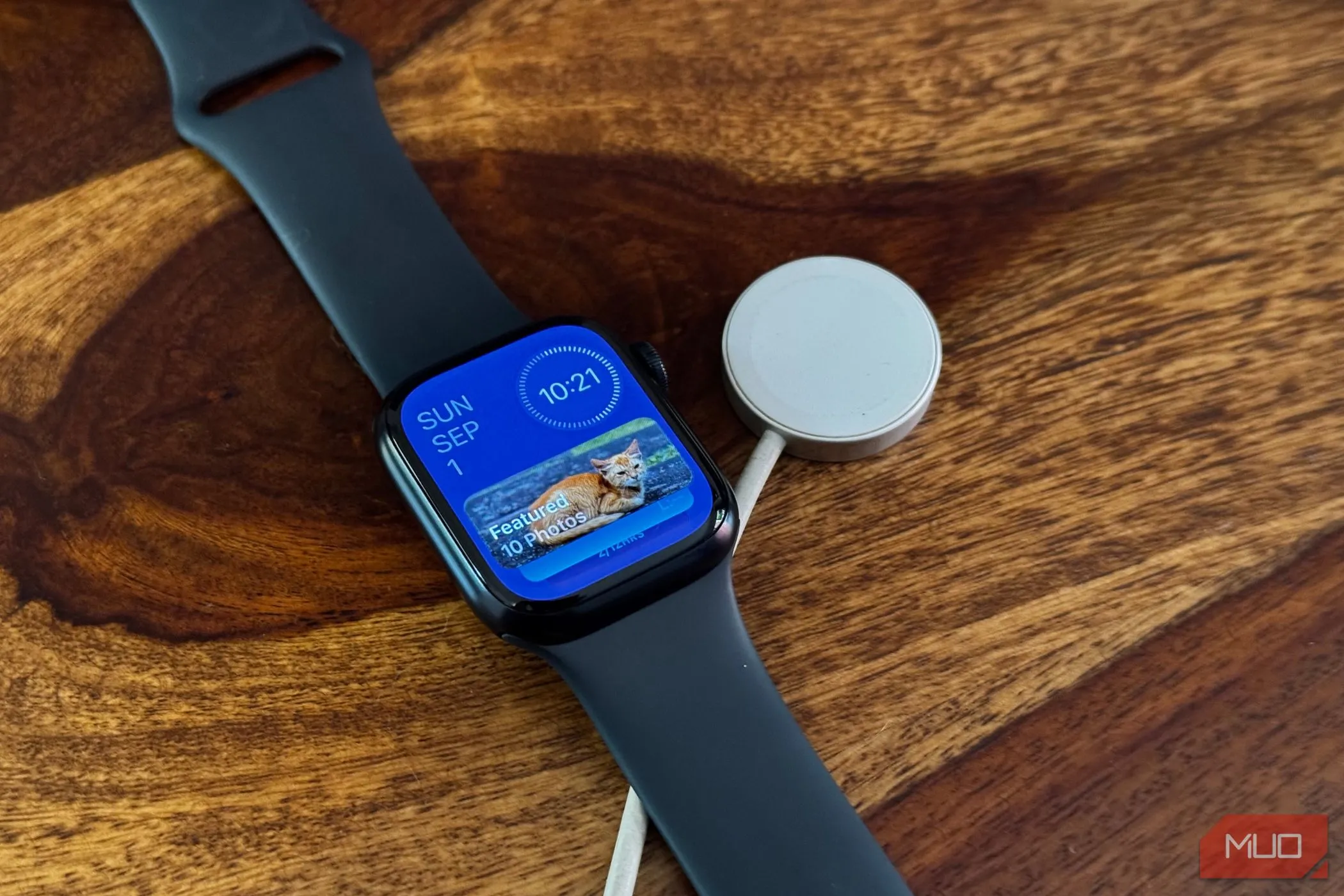 Màn hình Apple Watch hiển thị giao diện widget khi đang sạc, thể hiện sự đồng bộ và cập nhật phần mềm dễ dàng.