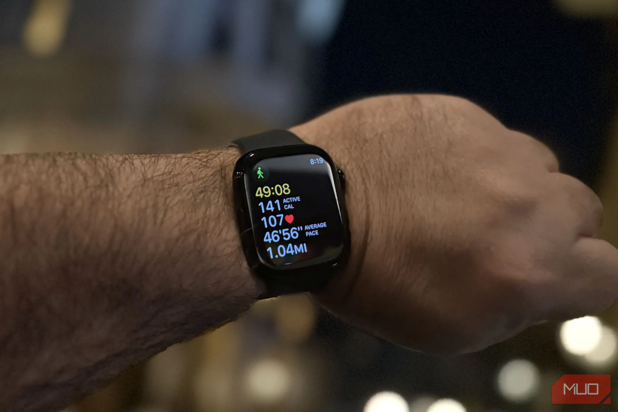 Màn hình Apple Watch Series 10 hiển thị thông tin tập luyện chi tiết trong ứng dụng Fitness thống nhất.
