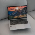 Màn hình ASUS Zenbook S 13 OLED hiển thị hình ảnh với màu đen sâu, minh họa độ tương phản vượt trội của công nghệ OLED