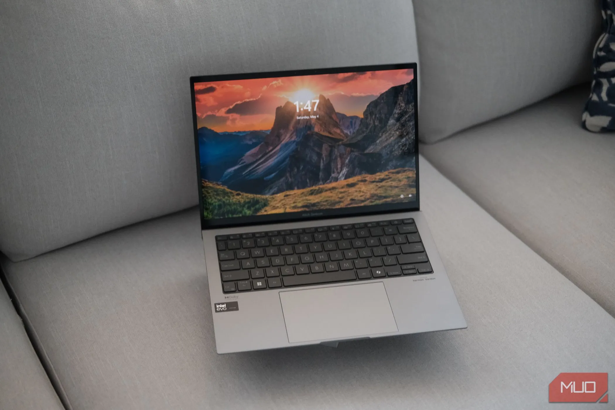 Màn hình ASUS Zenbook S 13 OLED hiển thị hình ảnh với màu đen sâu, minh họa độ tương phản vượt trội của công nghệ OLED