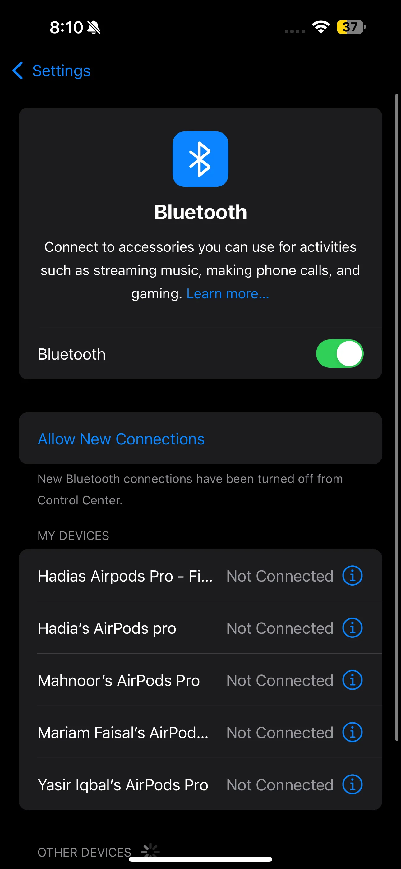 Màn hình cài đặt Bluetooth trên iPhone hiển thị thông tin chi tiết của AirPods, bao gồm số model
