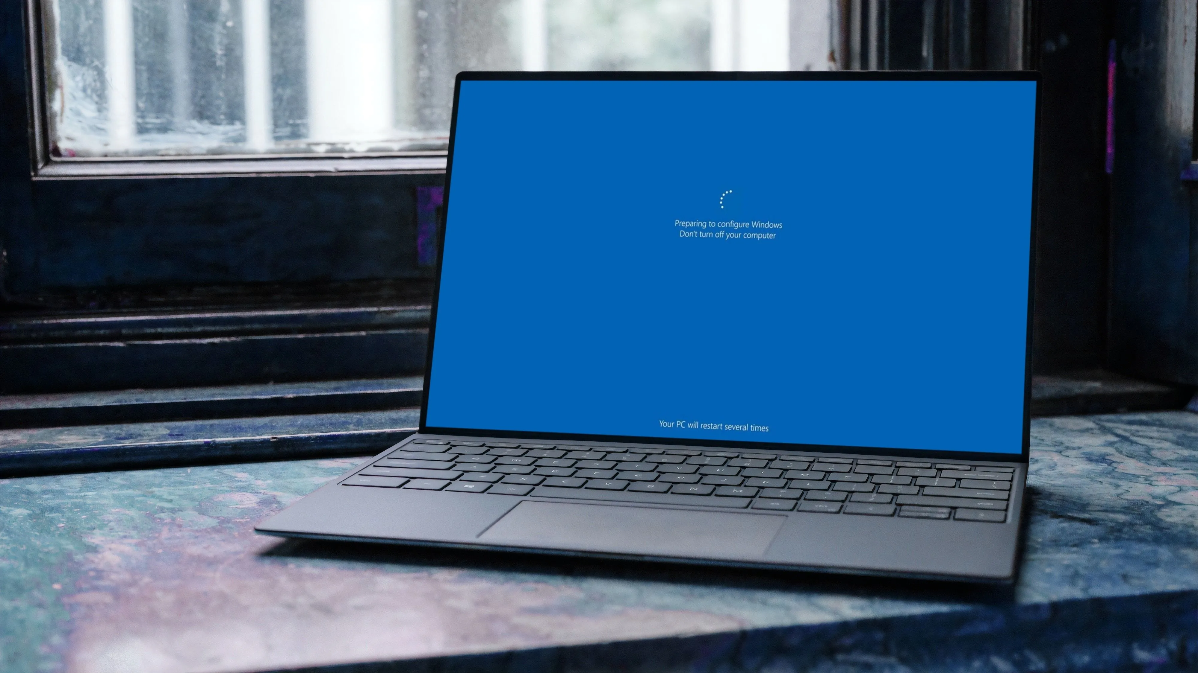 Màn hình cài đặt cập nhật của Windows 11 trên laptop, thể hiện sự chuyển đổi sang hệ điều hành mới.