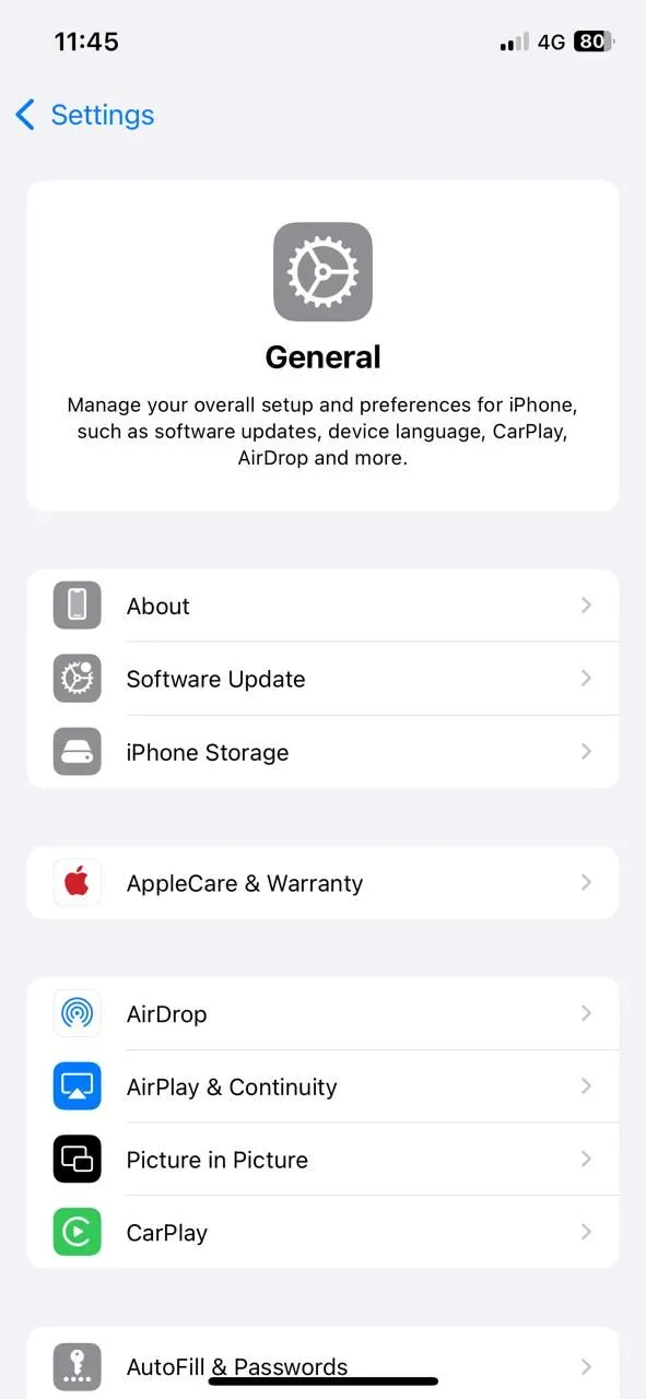 Màn hình Cài đặt chung trên iPhone, hiển thị tùy chọn Cập nhật phần mềm để đảm bảo thiết bị luôn được bảo mật.