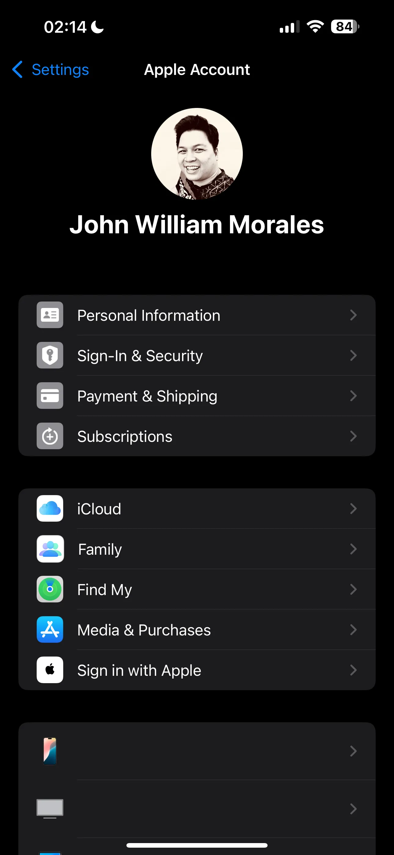 Màn hình cài đặt hồ sơ Apple ID trên iPhone hiển thị thông tin tài khoản chính và tùy chọn Media & Purchases để quản lý tài khoản phụ.