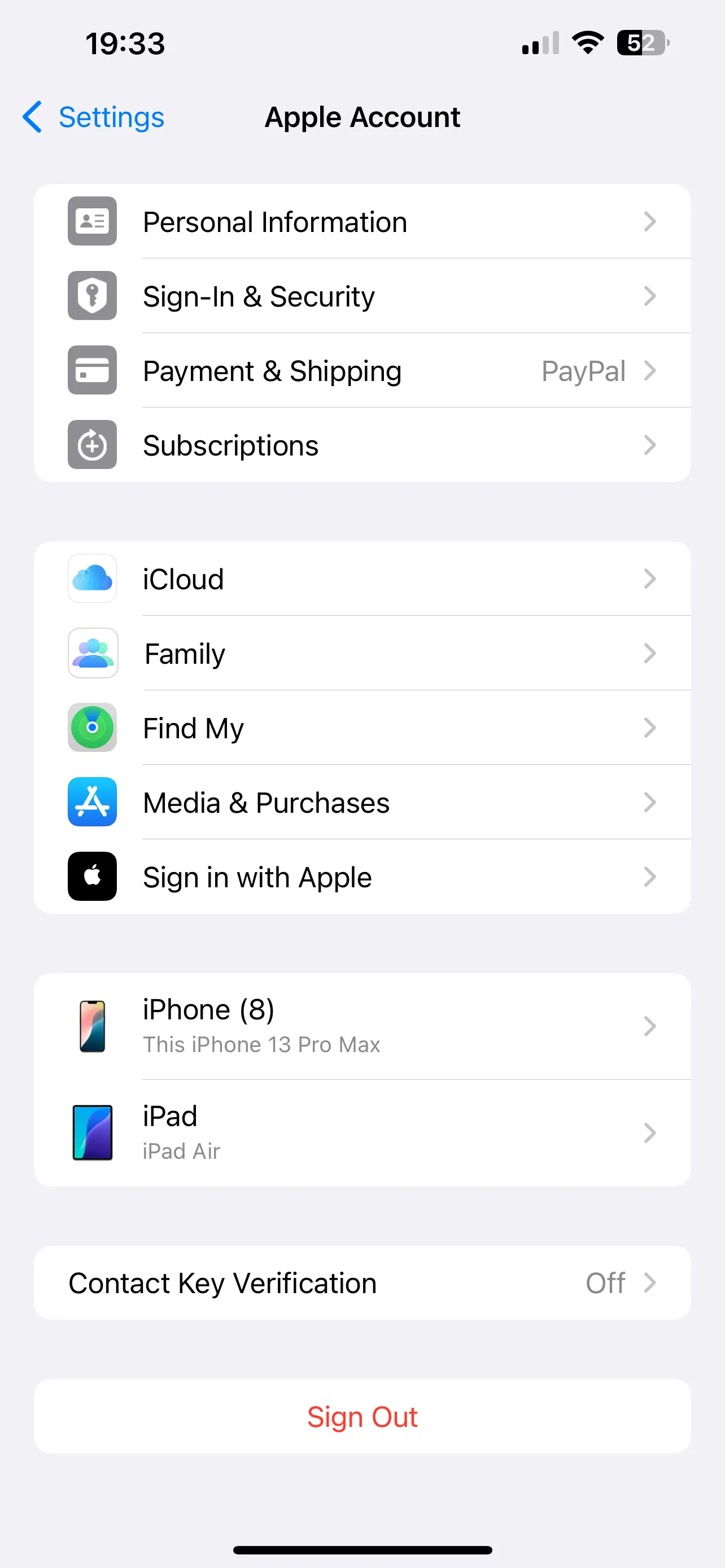 Màn hình cài đặt iPhone với mục &quot;Tên của bạn&quot; và tùy chọn iCloud, hướng dẫn sao lưu dữ liệu iCloud.