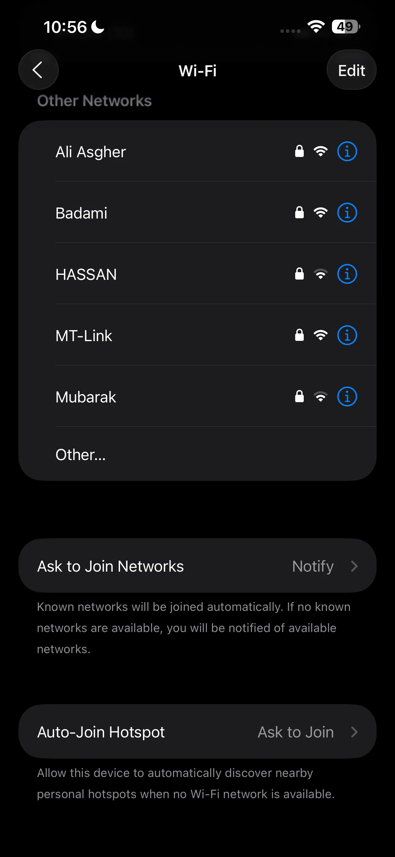 Màn hình cài đặt Wi-Fi trên thiết bị iOS, hiển thị tùy chọn tắt tính năng tự động kết nối với mạng Wi-Fi để đảm bảo an toàn.