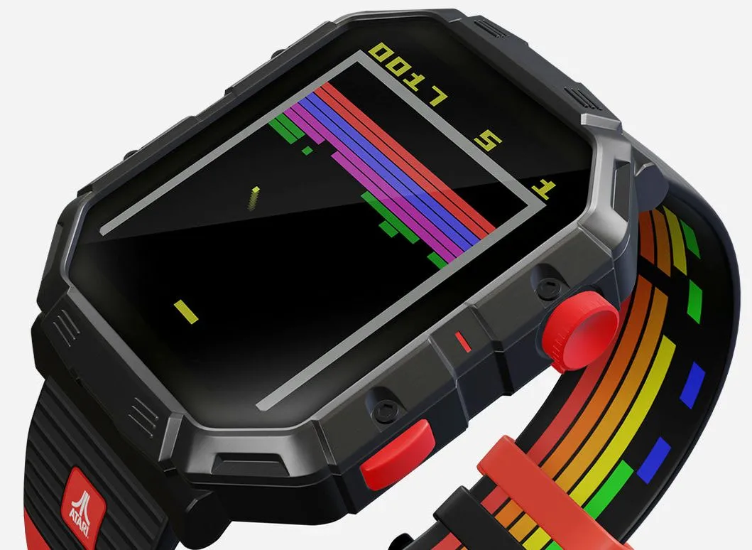 Màn hình cảm ứng TFT của đồng hồ Atari 2600 My Play Watch với giao diện game Pong đang chạy.