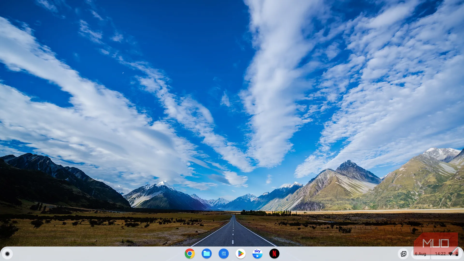 Màn hình chính ChromeOS đơn giản với hình nền phong cảnh và thanh ứng dụng ở dưới cùng