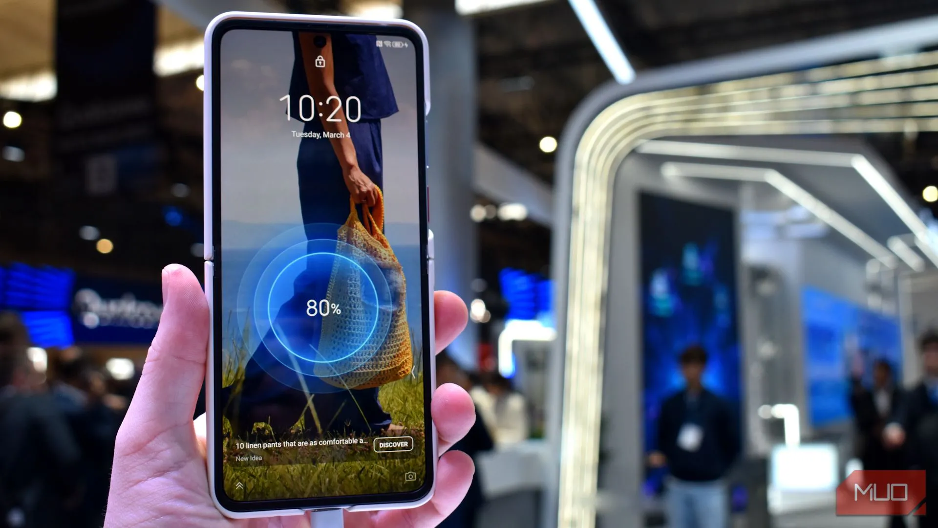 Màn hình chính của Nubia Flip 2 5G khi mở ra hoàn toàn tại MWC 2025, hiển thị giao diện người dùng