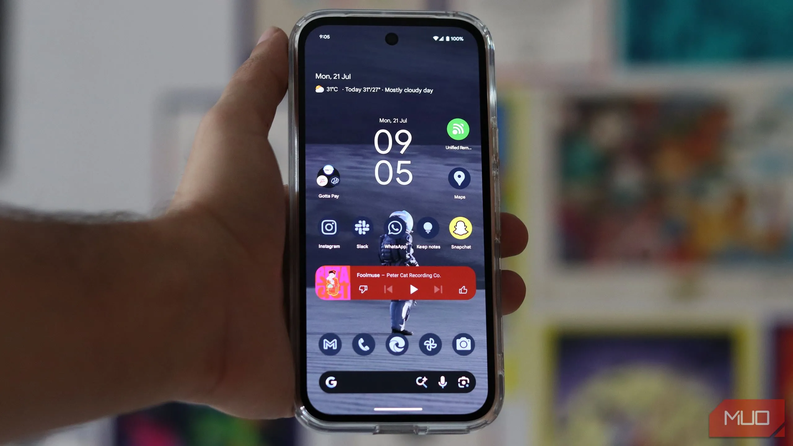Màn hình chính của Pixel 9a hiển thị giao diện tối giản của Pixel Launcher.