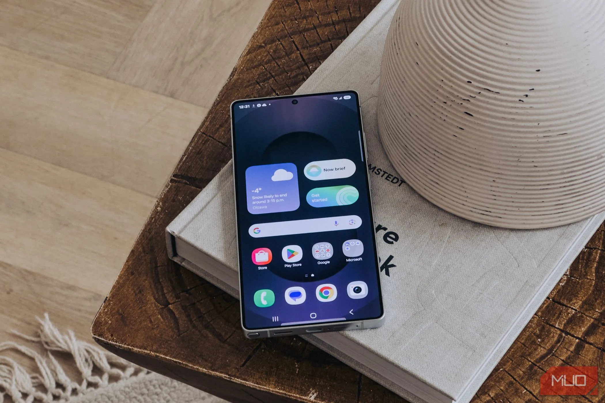 Màn hình chính của Samsung Galaxy S25 đang hiển thị tính năng Daily Brief, minh họa giao diện người dùng và ứng dụng thông minh.