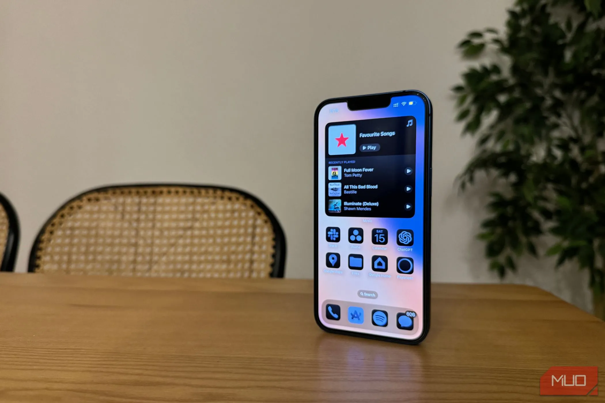 Màn hình chính iOS 18 với các biểu tượng ứng dụng tùy chỉnh, minh họa vấn đề hiệu năng của hệ điều hành trên iPhone 13.