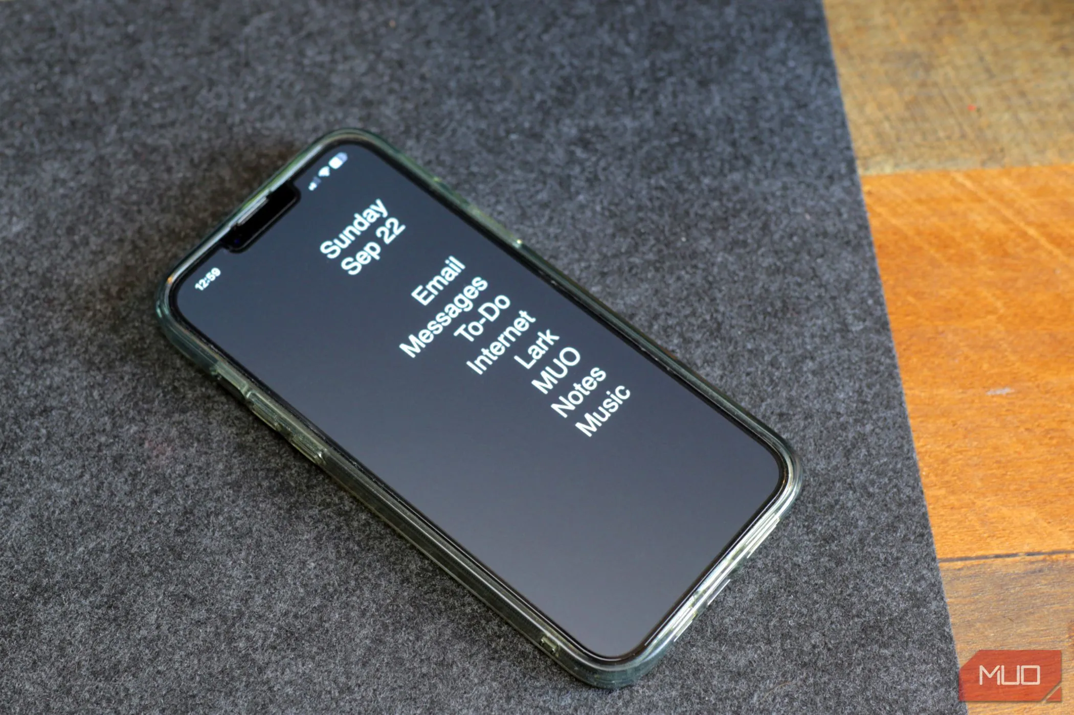 Màn hình chính iPhone tối giản, chỉ hiển thị các ứng dụng thiết yếu và khoảng trống giúp giảm sự phân tâm kỹ thuật số