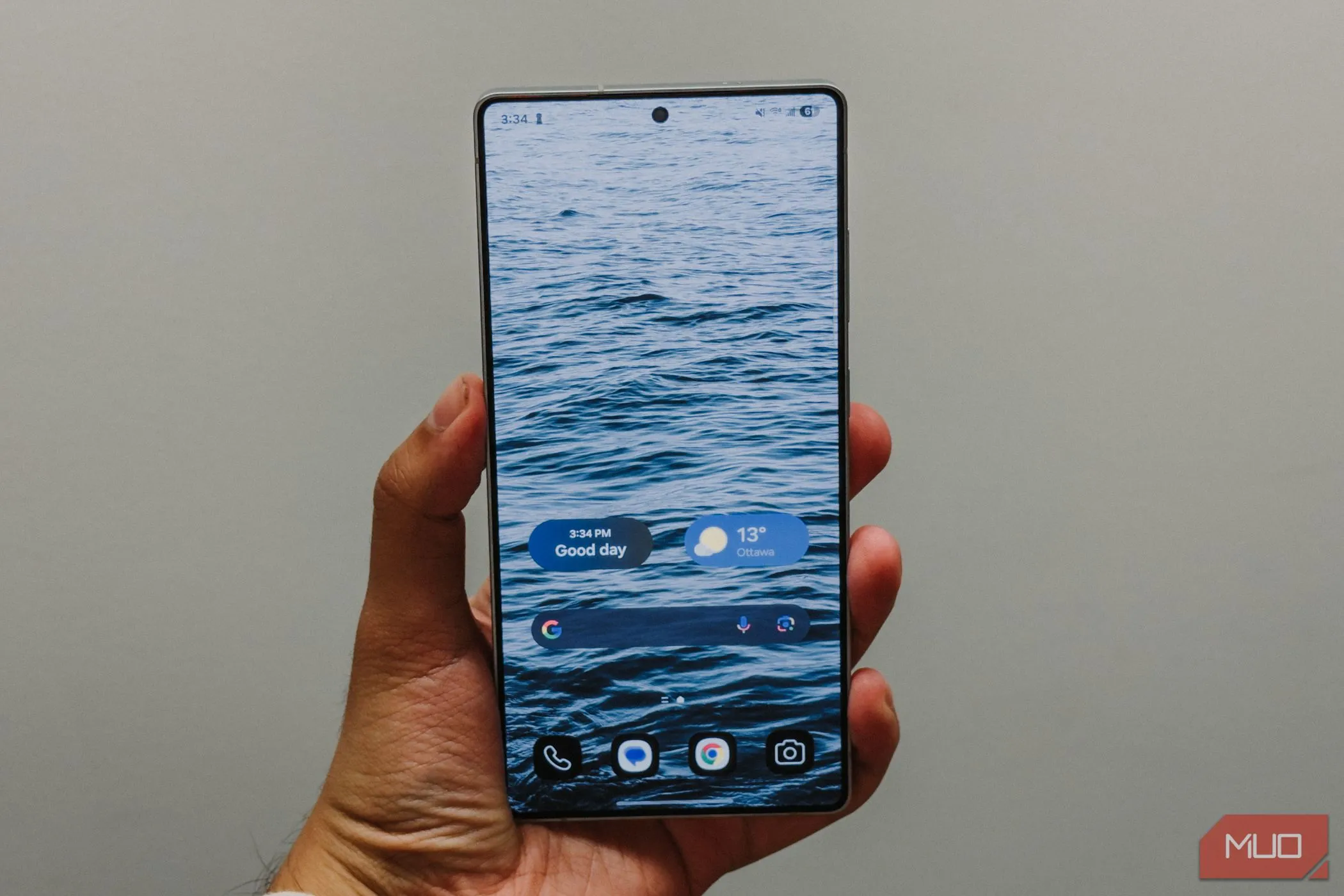 Màn hình chính Samsung Galaxy S25 Ultra đang hiển thị trên tay người dùng
