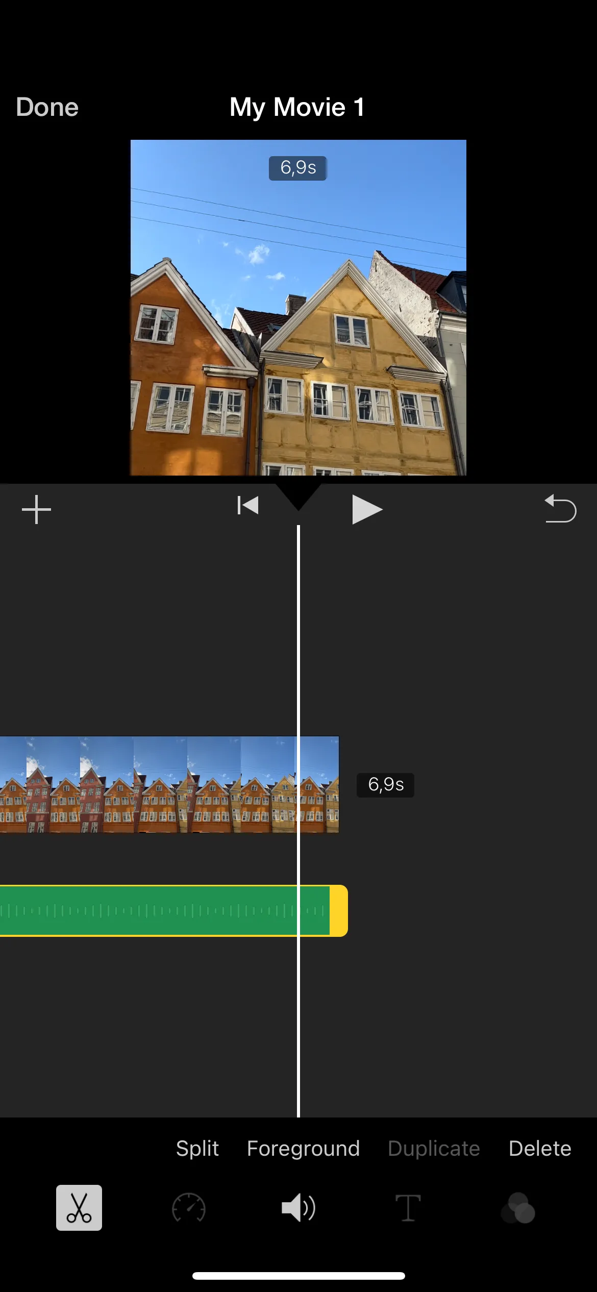 Màn hình chỉnh sửa video và âm nhạc trong ứng dụng iMovie trên iPhone