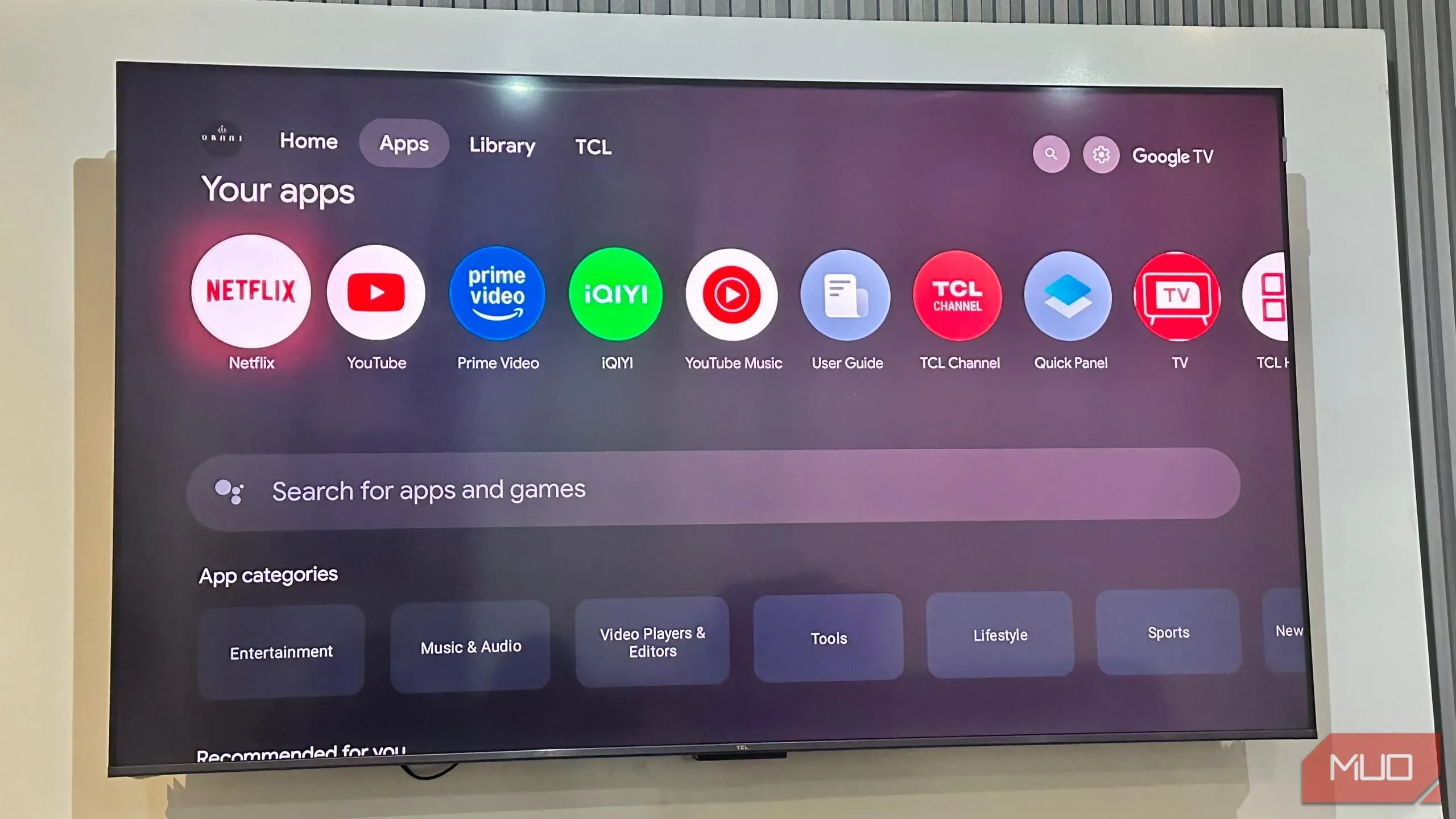 Màn hình danh sách ứng dụng trên Smart TV Hisense, minh họa các ứng dụng được cài đặt