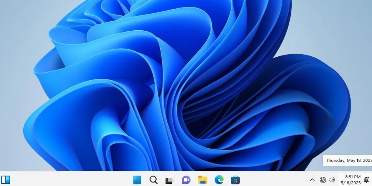 Màn hình desktop Windows 11 hoạt động ổn định trên một hệ thống không đáp ứng yêu cầu tối thiểu, minh chứng cho việc cài đặt thành công.