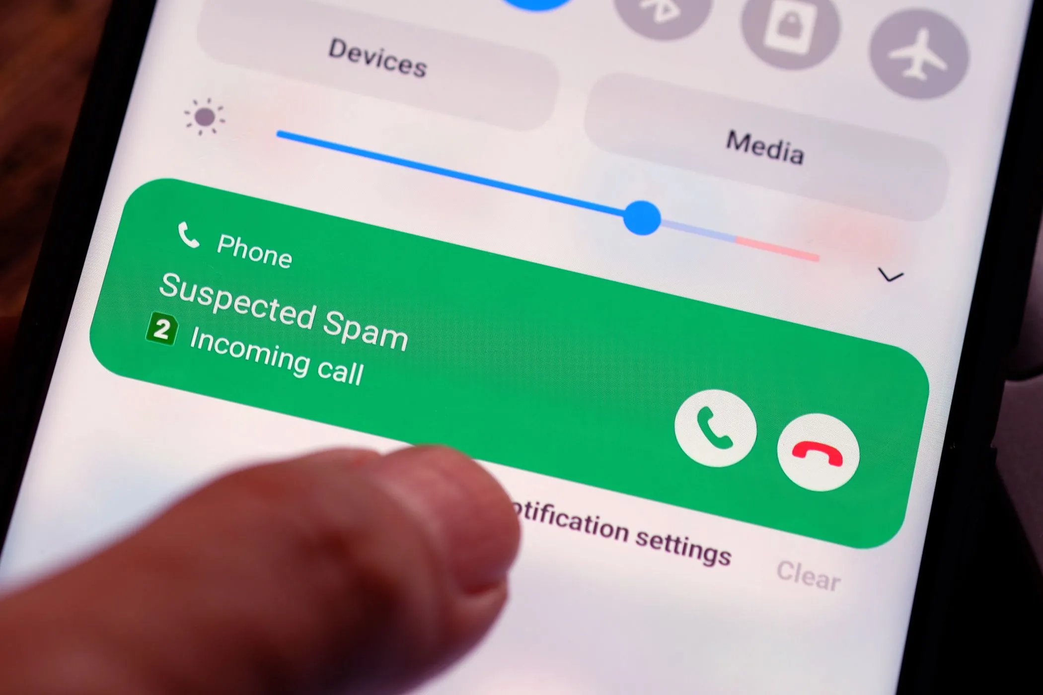 Màn hình điện thoại Android hiển thị thông báo cuộc gọi đến bị nghi ngờ là spam hoặc lừa đảo.