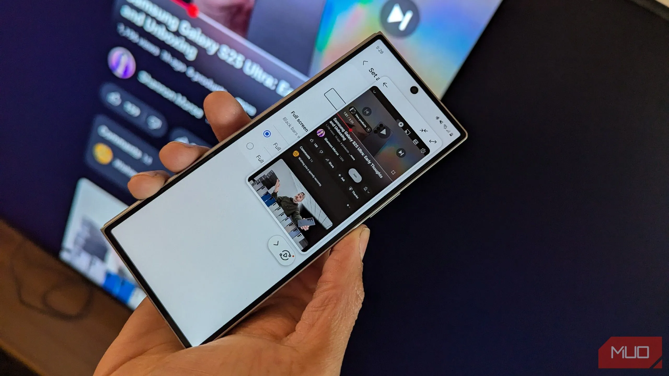 Màn hình điện thoại đang được phản chiếu không dây lên Smart TV thông qua tính năng Samsung Tap View, cho phép duyệt web tiện lợi hơn.
