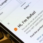 Màn hình điện thoại hiển thị chatbot Amazon Rufus AI, một công cụ trí tuệ nhân tạo hữu ích giúp người dùng khám phá sản phẩm mới.