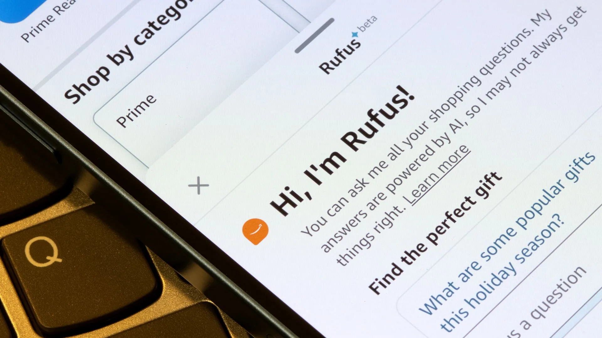 Màn hình điện thoại hiển thị chatbot Amazon Rufus AI, một công cụ trí tuệ nhân tạo hữu ích giúp người dùng khám phá sản phẩm mới.