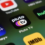 Màn hình điện thoại hiển thị hàng loạt ứng dụng streaming miễn phí, với Pluto TV ở trung tâm, minh họa sự đa dạng các nền tảng thay thế dịch vụ trả phí.