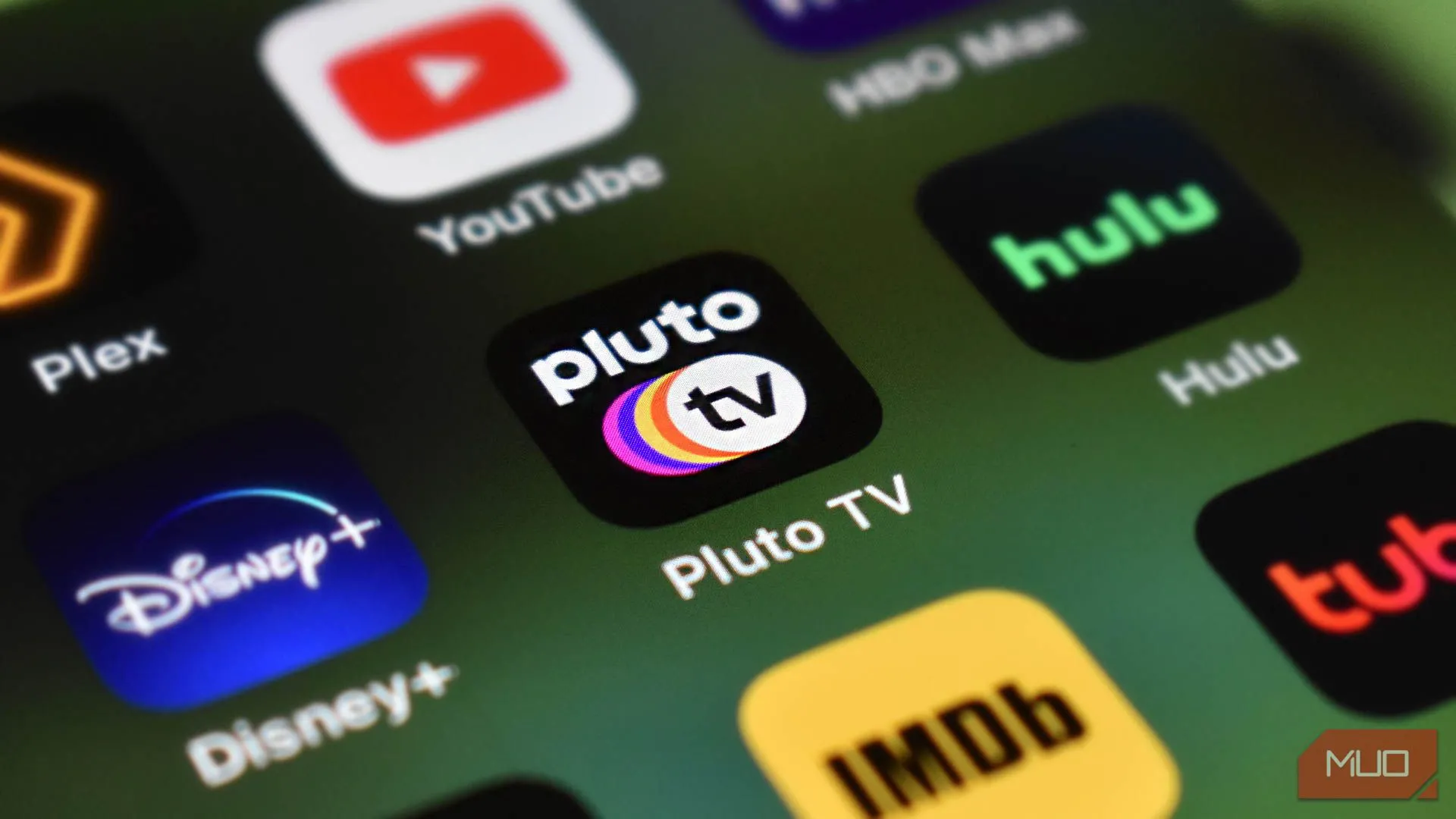Màn hình điện thoại hiển thị hàng loạt ứng dụng streaming miễn phí, với Pluto TV ở trung tâm, minh họa sự đa dạng các nền tảng thay thế dịch vụ trả phí.