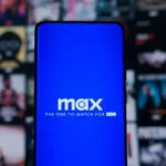 Màn hình điện thoại hiển thị logo Max và biểu tượng thể thao trên TV, minh họa trải nghiệm dịch vụ streaming Max