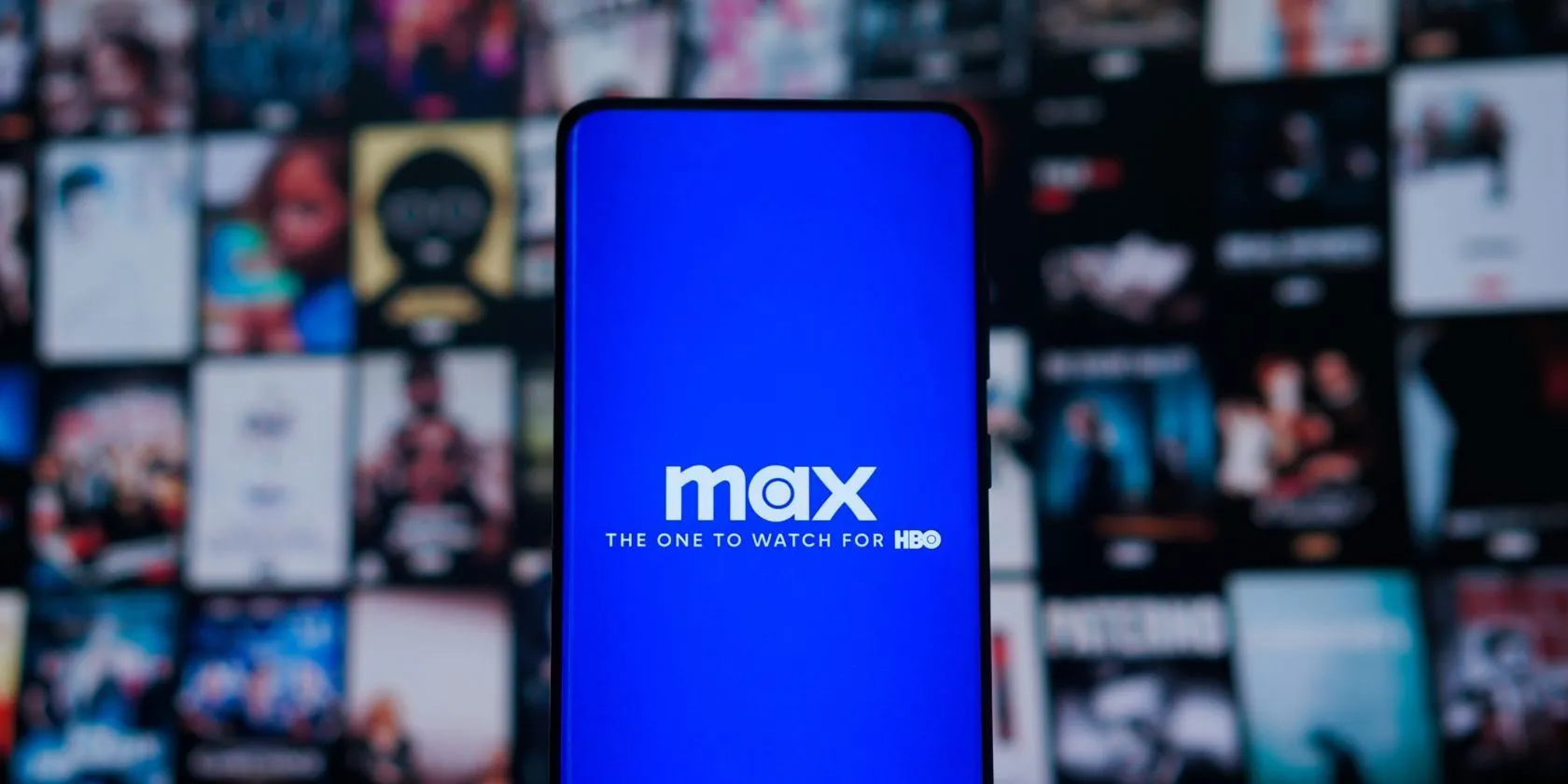 Màn hình điện thoại hiển thị logo Max và biểu tượng thể thao trên TV, minh họa trải nghiệm dịch vụ streaming Max