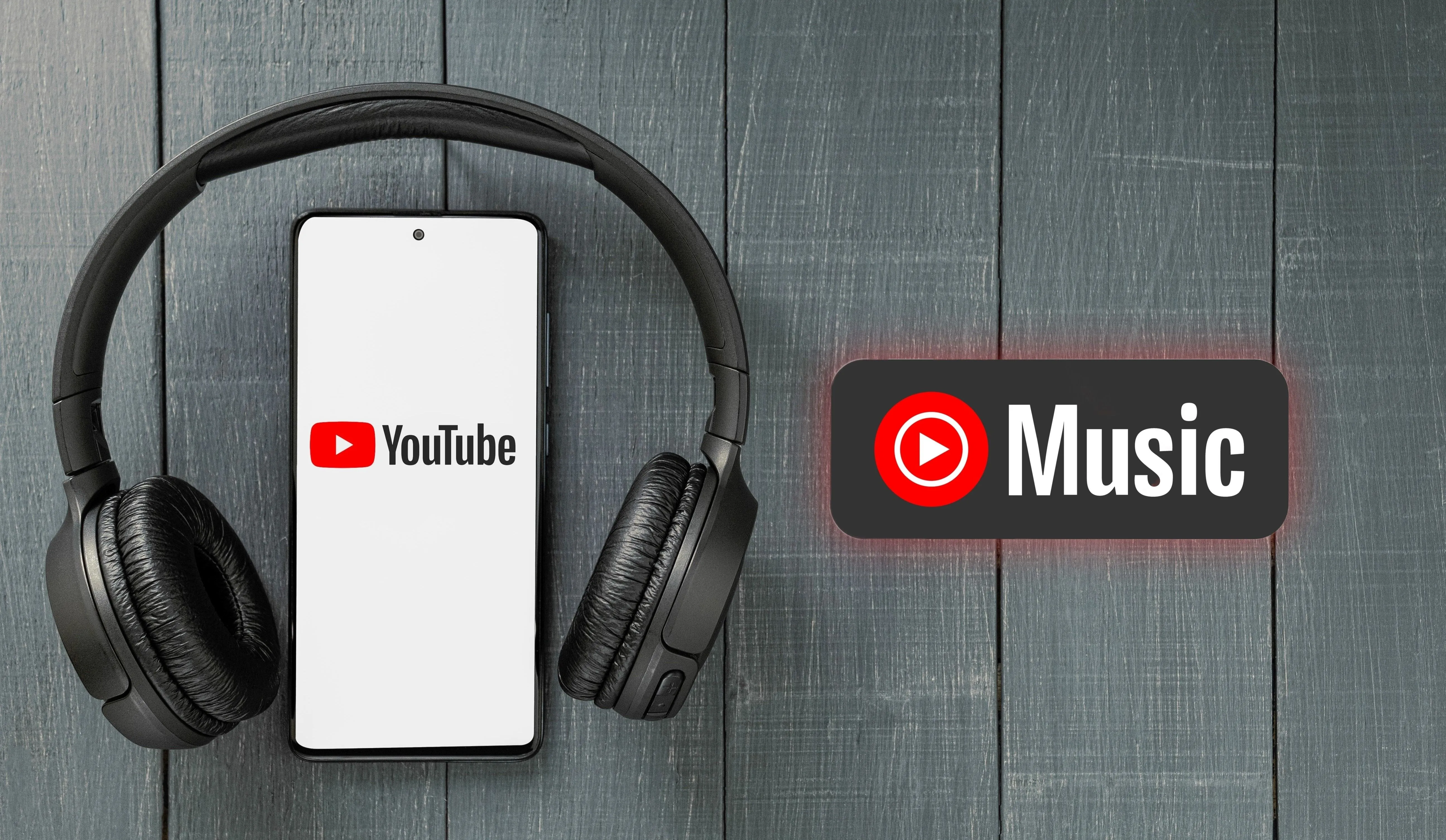 Màn hình điện thoại hiển thị logo YouTube và tai nghe, cùng với biểu tượng YouTube Music, minh họa ứng dụng phát nhạc của YouTube.