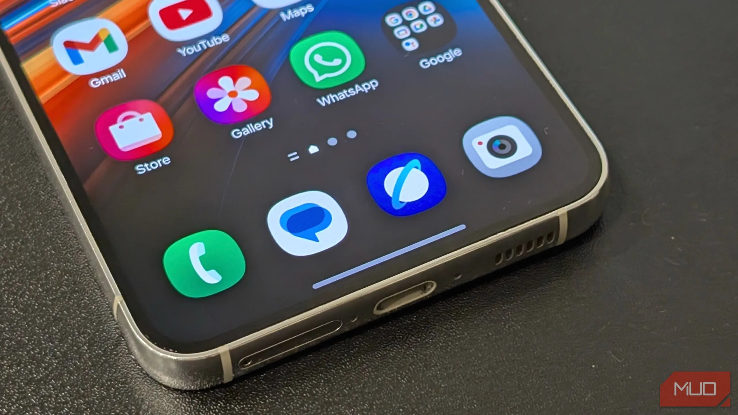 Màn hình điện thoại Samsung Galaxy hiển thị các ứng dụng như Điện thoại, Samsung Internet, Bộ sưu tập, Gmail và Camera, cho thấy sự trùng lặp ứng dụng