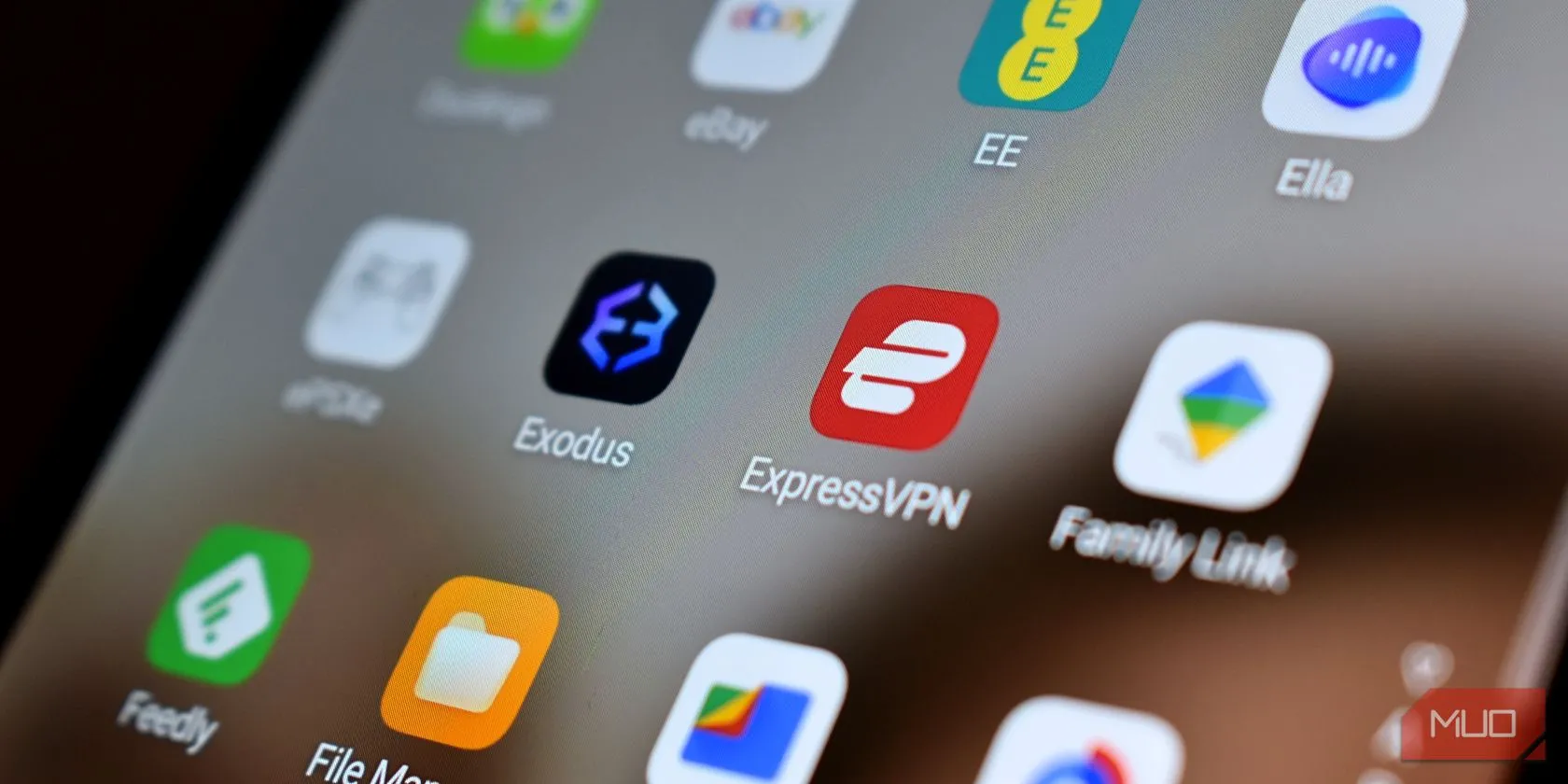 Màn hình điện thoại thông minh hiển thị biểu tượng ứng dụng ExpressVPN, minh họa việc bảo vệ dữ liệu trên thiết bị di động bằng VPN.