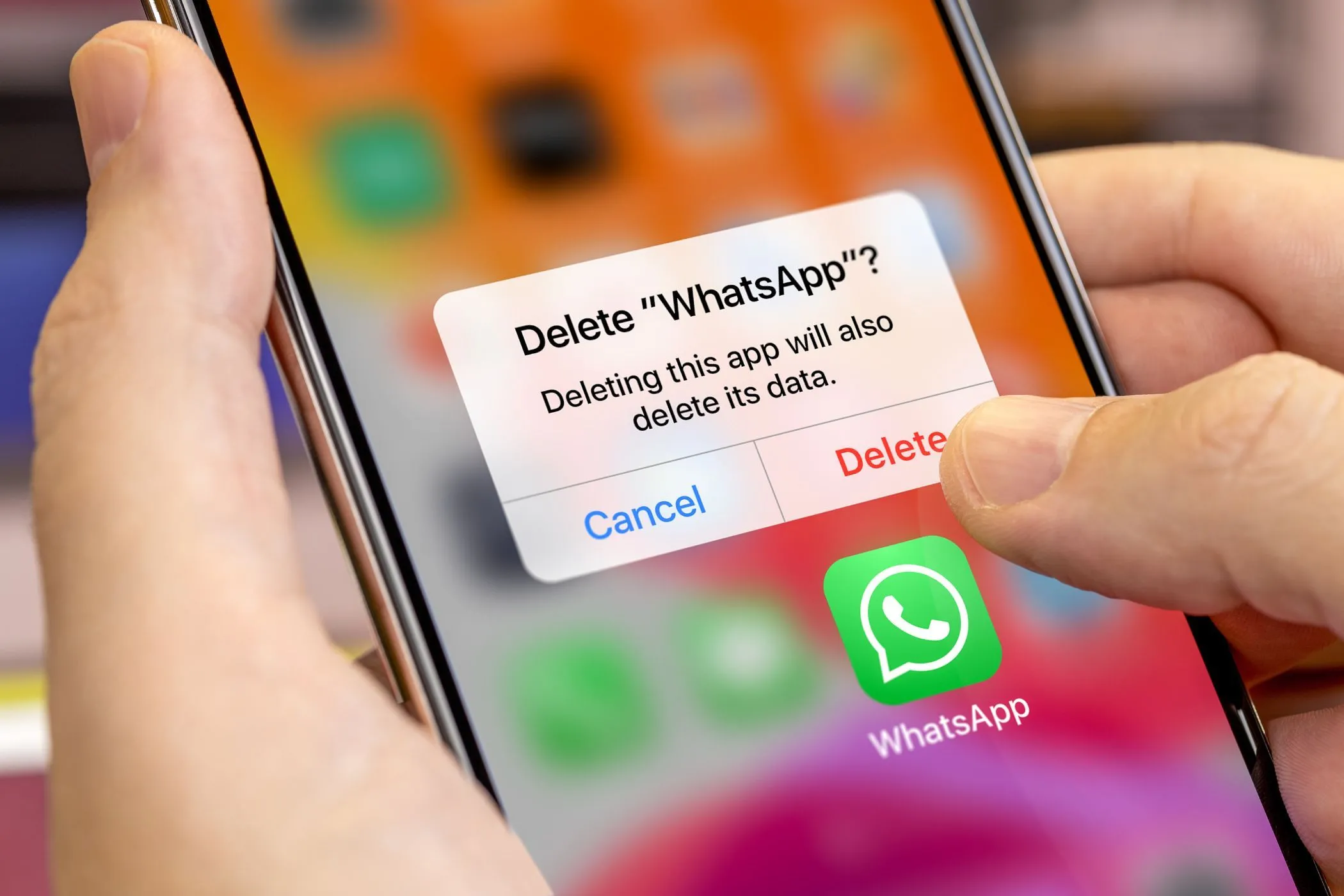 Màn hình điện thoại thông minh hiển thị tùy chọn gỡ cài đặt ứng dụng WhatsApp, minh họa việc loại bỏ các ứng dụng gây xao nhãng để cải thiện sự tập trung.
