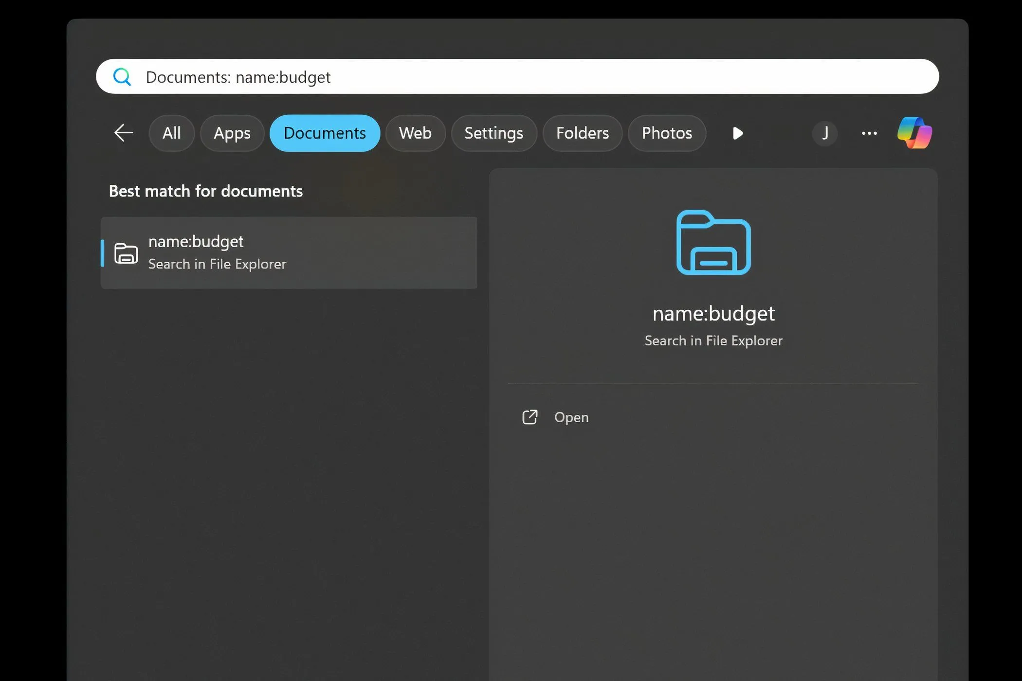 Màn hình File Explorer hiển thị cách sử dụng bộ lọc &quot;Tên tệp&quot; (name:budget) để tìm kiếm các tài liệu có chứa từ khóa cụ thể trong tên trên hệ điều hành Windows.