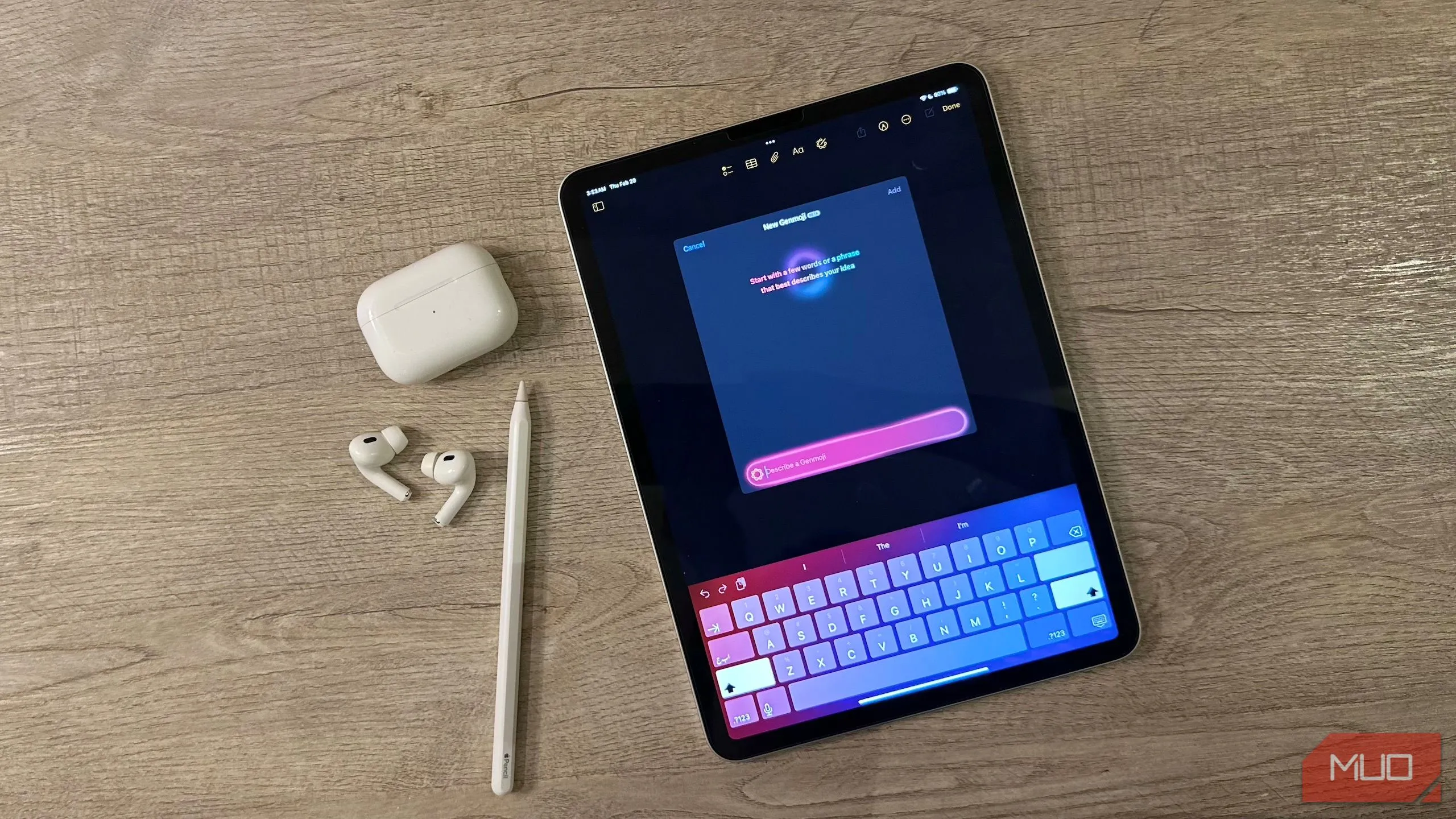 Màn hình Genmoji trên iPad cùng AirPods và Apple Pencil, minh họa khả năng kết hợp ưu đãi Apple cho sinh viên và người dùng cá nhân