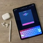 Màn hình Genmoji trên iPad, kèm theo AirPods và Apple Pencil, minh họa các phụ kiện có thể áp dụng ưu đãi đổi cũ lấy mới của Apple.