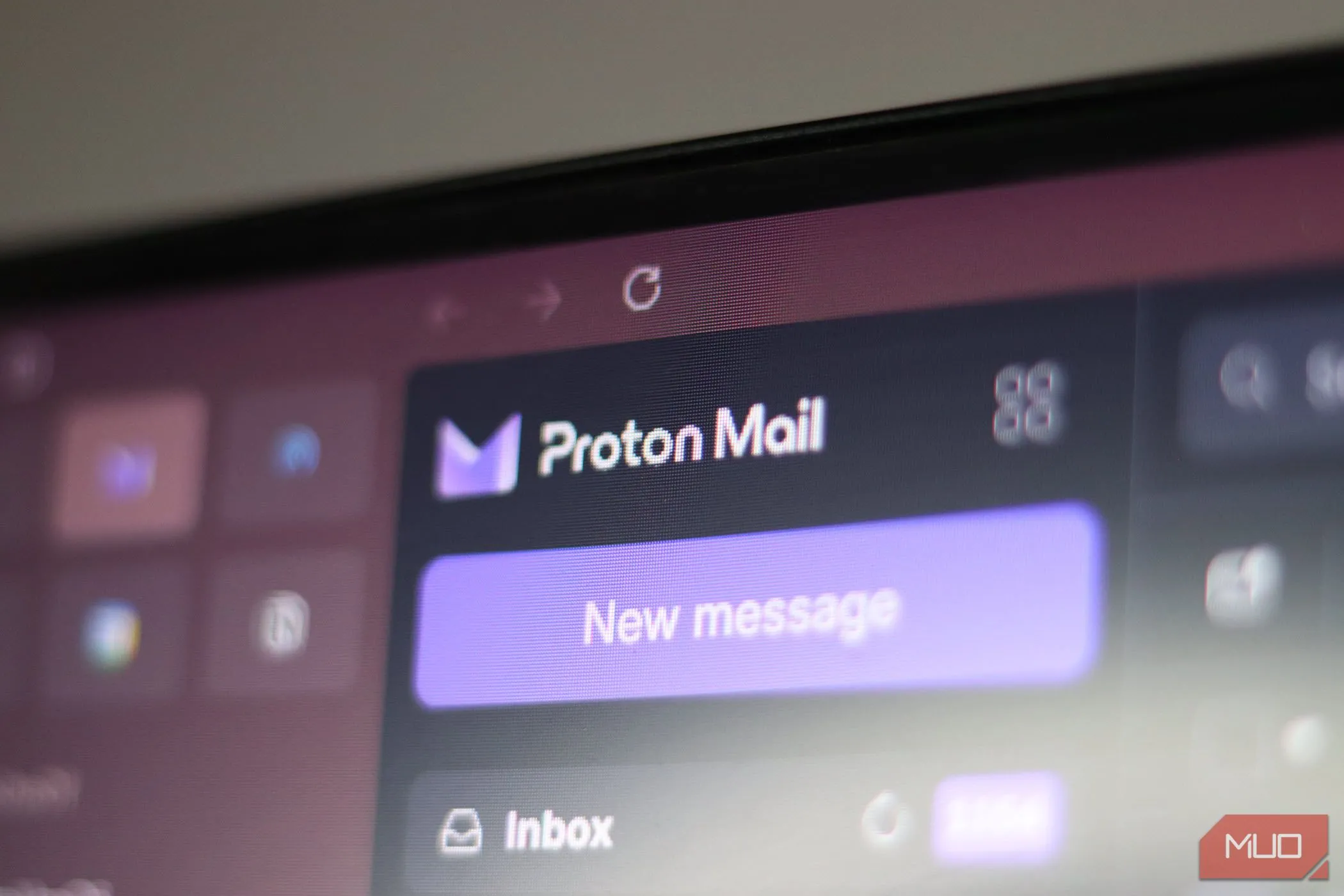 Màn hình hiển thị logo Proton Mail, dịch vụ email bảo mật và mã hóa đầu cuối