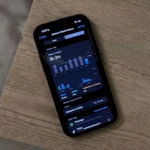 Màn hình hiển thị Screen Time trên iPhone 14 Pro Max đặt trên bàn