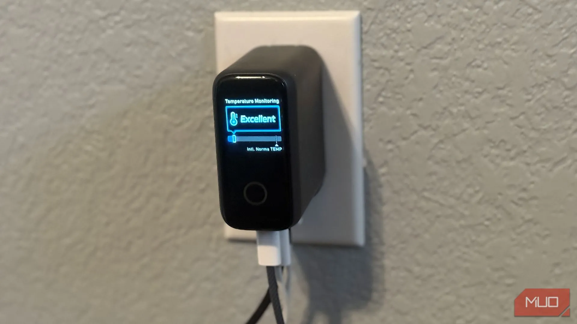 Màn hình hiển thị thông tin sạc của Anker 140W Charger đang hoạt động